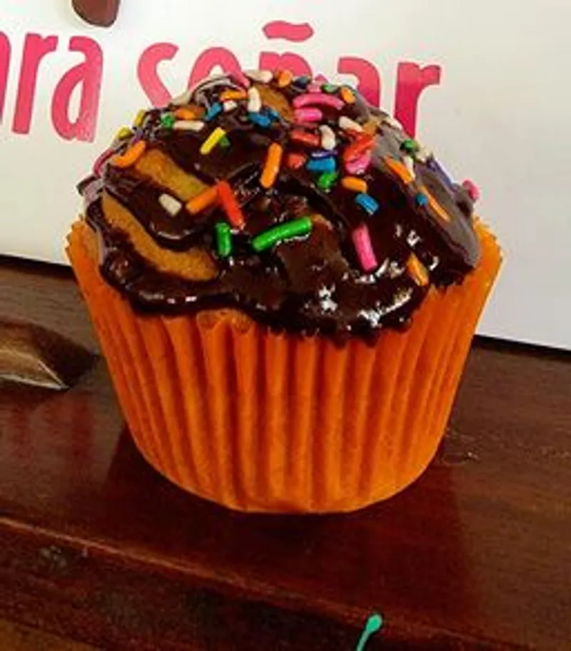 Cupcake (Uno) Chocolate y Grajeas 