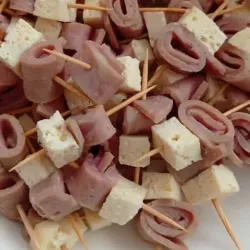 Pinchos de embutido.