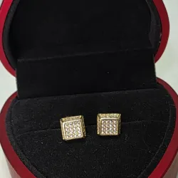Aretes cuadrados con galeria, relieve y brillantes
