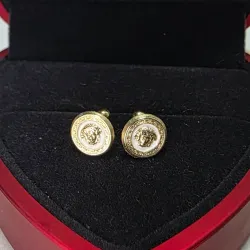 Aretes Versace planos fondo blanco