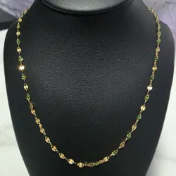 Cadena oro con detalles en resina verde