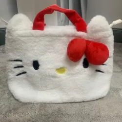 Bolso de pelitos estilo Hello Kitty
