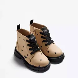 Botas carmelitas de corazones