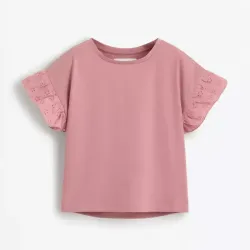 Camiseta con bordado suizo