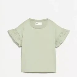 Camiseta verde con volante bordado suizo