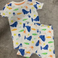 Conjunto blanco de ballenas y peces