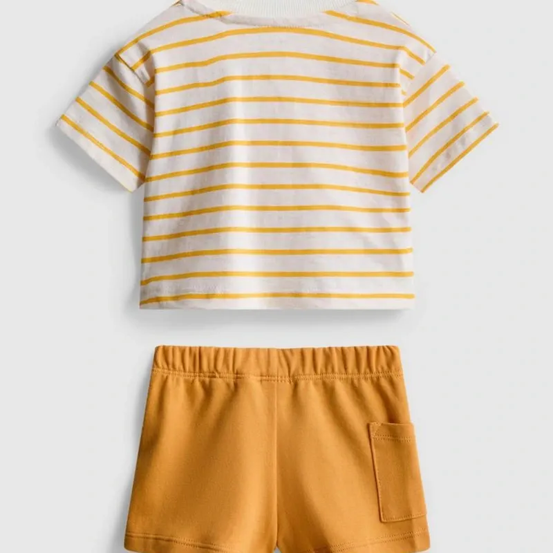 Conjunto de short y Pulover de raya.