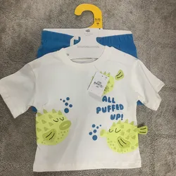 Conjunto de varón de short y pulover.