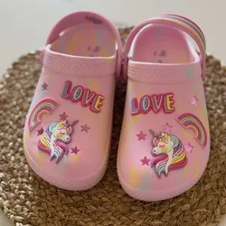 Crocs de unicornios rosados