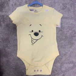 Monito con broche de Winnie the Pooh
