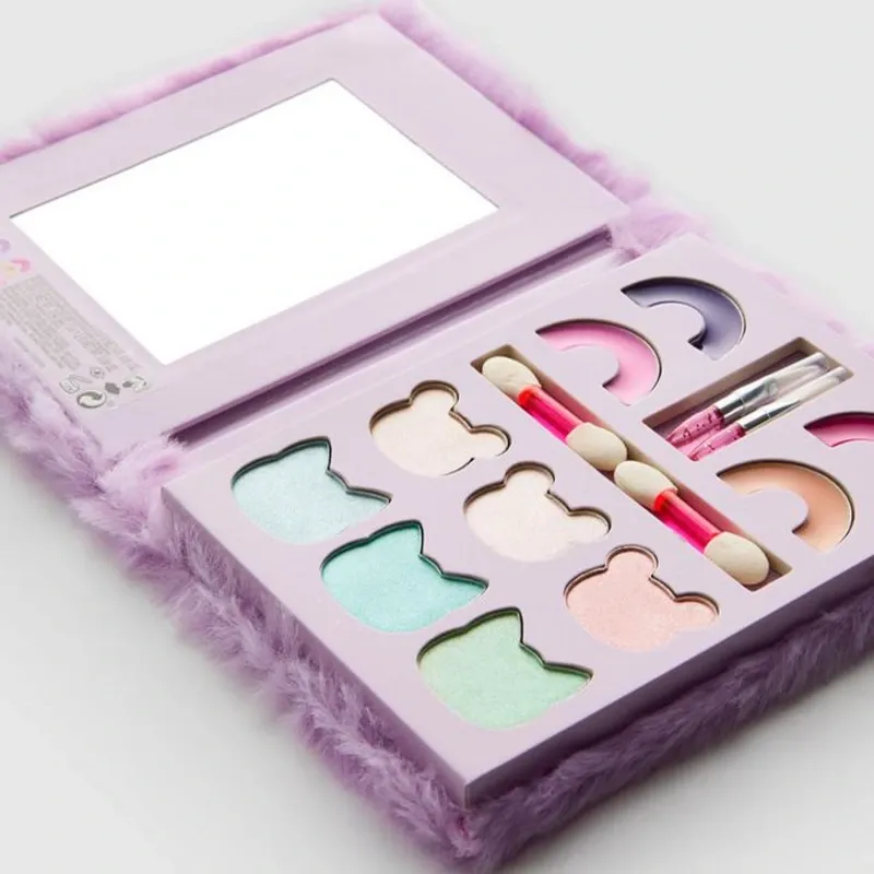 Paleta de maquillaje suave con gatito