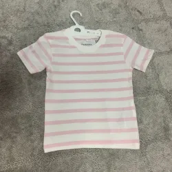 Pulover de rayas blancas y rosadas.