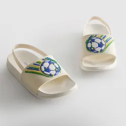 Sandalias blancas de niño
