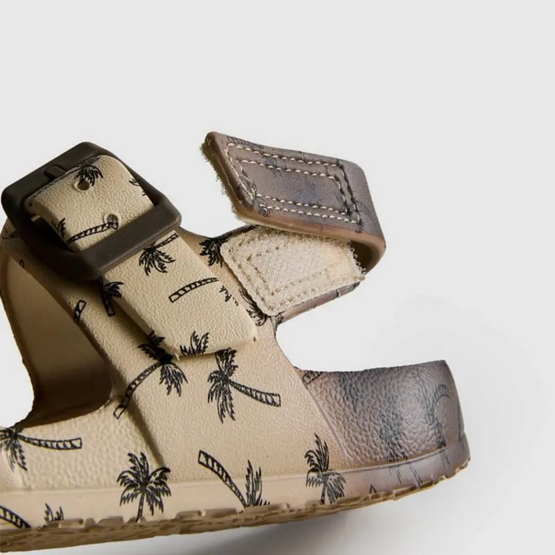 Sandalias estampadas con dos tiras y hebillas