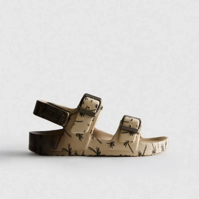 Sandalias estampadas con dos tiras y hebillas
