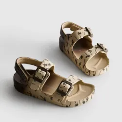Sandalias estampadas con dos tiras y hebillas