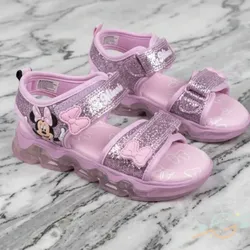 Sandalias moradas de Minie que alumbran