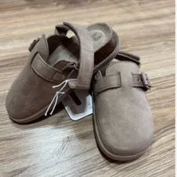 Sandalias prácticas cerradas con broche