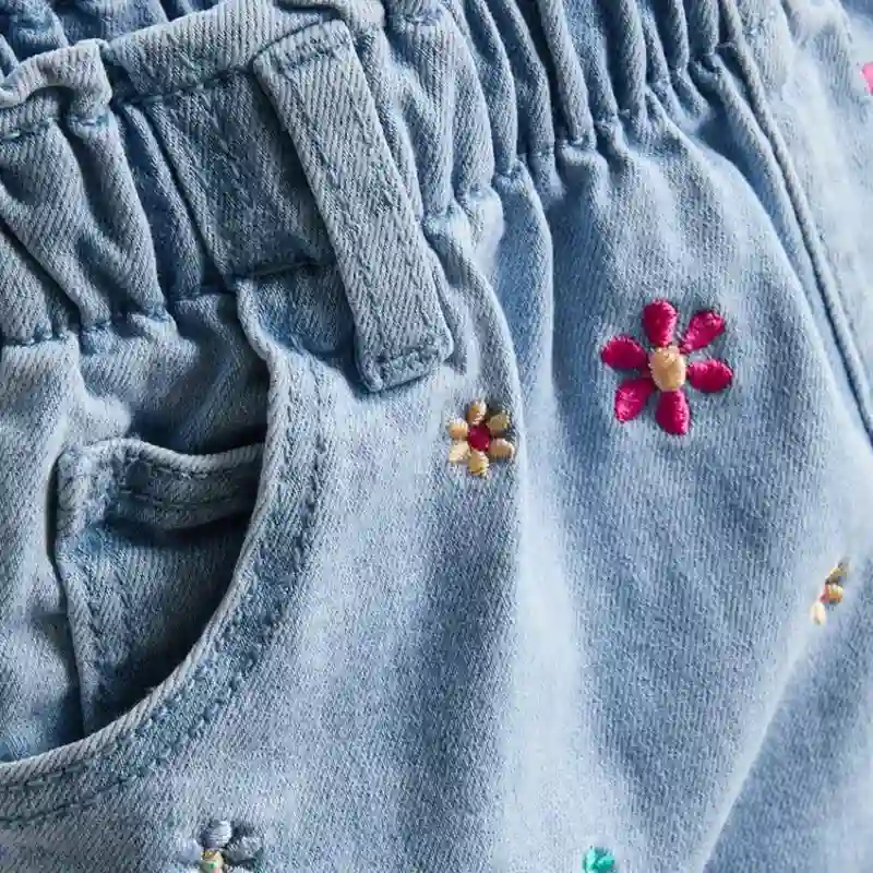 Shorts vaqueros de mezclilla con bordado de margaritas y estampado