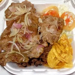 Completa de Bistec de Res Encebollado