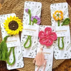 Marcapáginas floral tejido