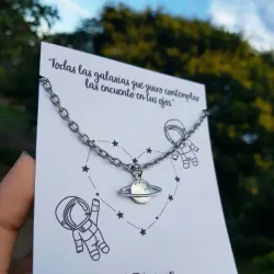 Cadena con dije de saturno 