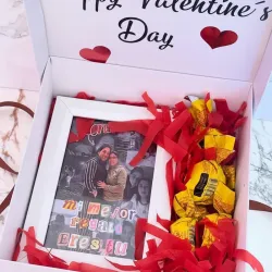 Caja con cuadro y confituras