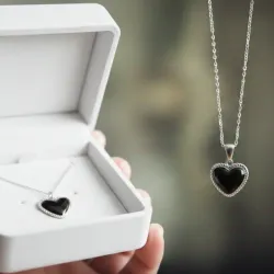 Collar de corazón negro