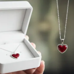 Collar de corazón rojo