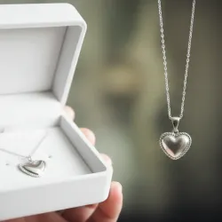 Collar con dije de corazón plateado 