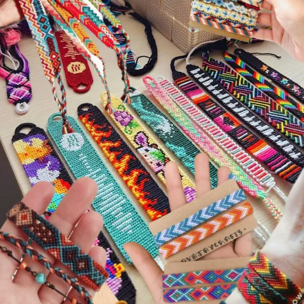 ¿Buscas algo que realmente te represente?
Imagina una pulsera que no solo adorna tu muñeca, sino que cuenta tu historia. En GALART🪡, tejemos magia con hilos, creando pulseras hechas a mano con dedicación y amor.
🙌🏻 Tú eliges: desde la vibrante paleta de colores hasta el diseño que le darán vida a tu creación
🎁 Perfectas para regalar o para darte un capricho. Cada pulsera es única, diseñada para ti o para esa persona especial. Un detalle que va más allá de lo material, llevando consigo un significado y una conexión.