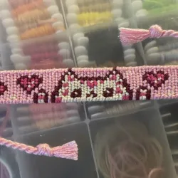 Gatito con corazones