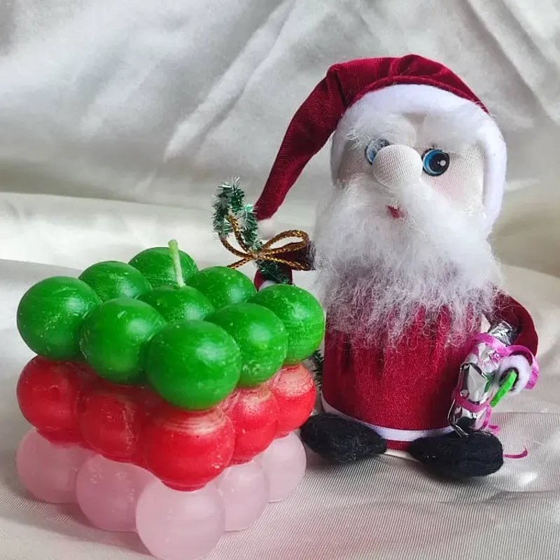 Cubo de bolas navideñas