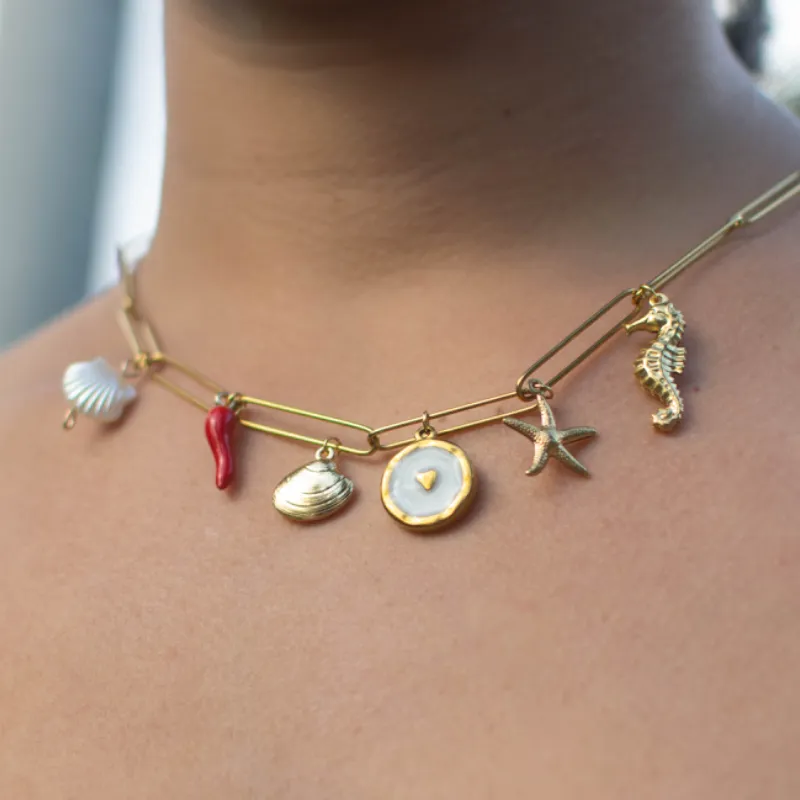 Collar Dorado con Charms 