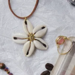 Collar de flor con cauris