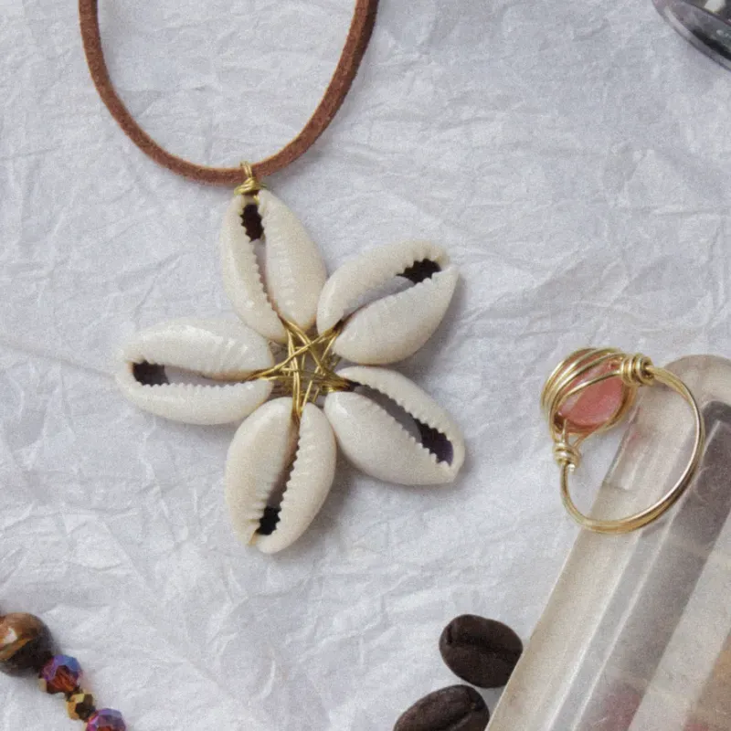 Collar de flor con cauris