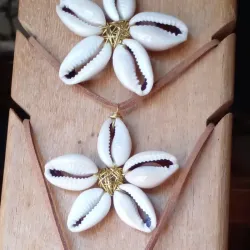 Collar de flor con cauris