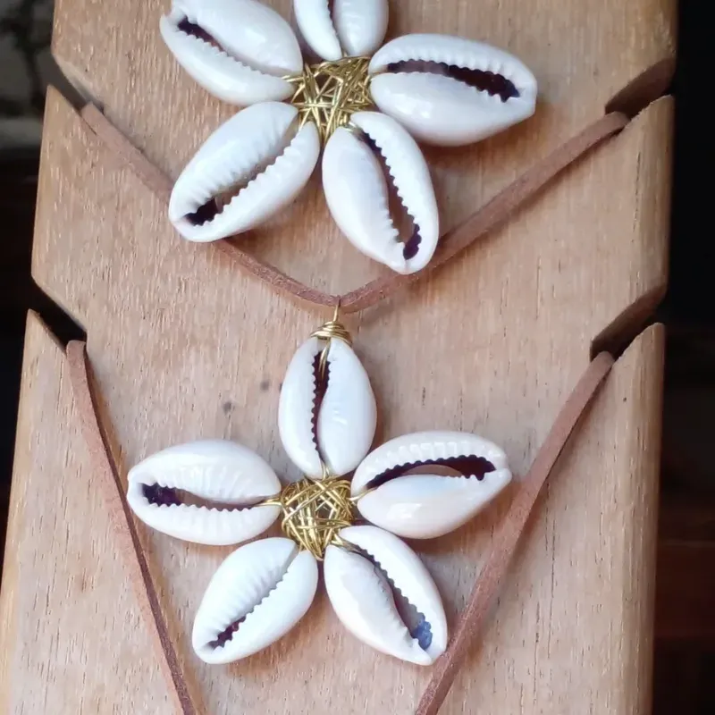 Collar de flor con cauris