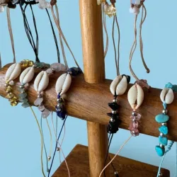 Pulseras de cauris con piedras naturales