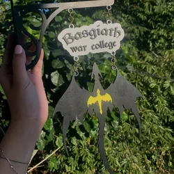 Letrero Colgante “Basgiath War College”