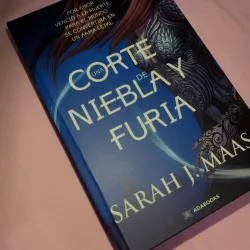 Una corte niebla y furia