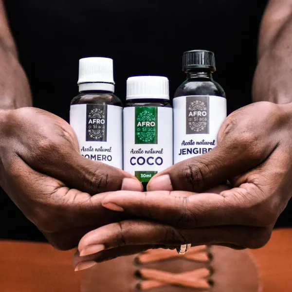 Afro Di SÍ acá es una iniciativa creada en octubre de 2021 que tiene como principal objetivo principal dignificar la afroestética mediante dos líneas principales:

1- La oferta de productos de cosmética natural y accesorios artesanales para el cuidado del cabello afro y la piel.

2- Brindar servicios de corte, definición de rizos y tratamientos capilares aportándole salud, vitalidad y belleza a los cabellos afros y rizados.
