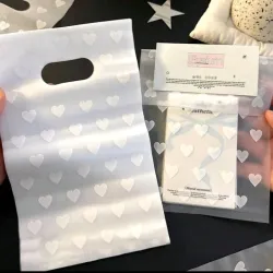 Bolsas blancas con corazones