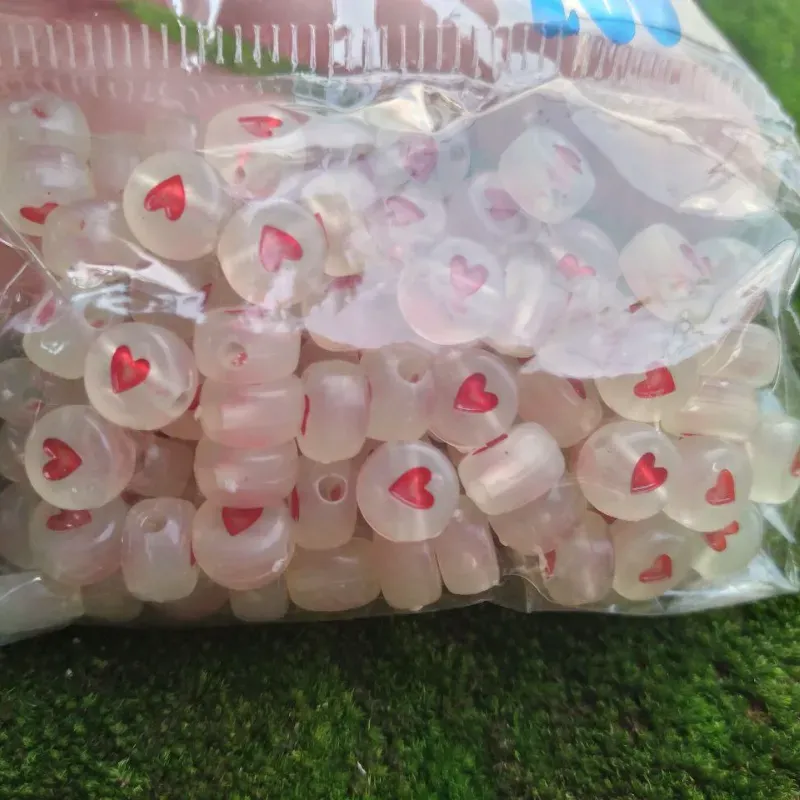 Cuencas de corazones rojos