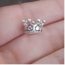 Dije corona de reina plateado