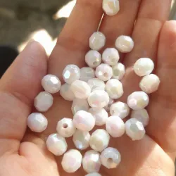 Perlas en forma de rombo tornasol  blanca de 8 mm