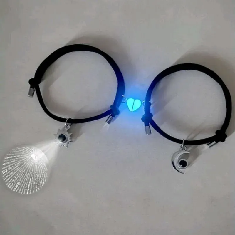 Pulsera Sol vs Luna con Dije proyector ´´Te amo en 100 idiomas´´