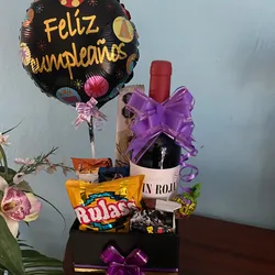Caja pequeña con chuches y vino 