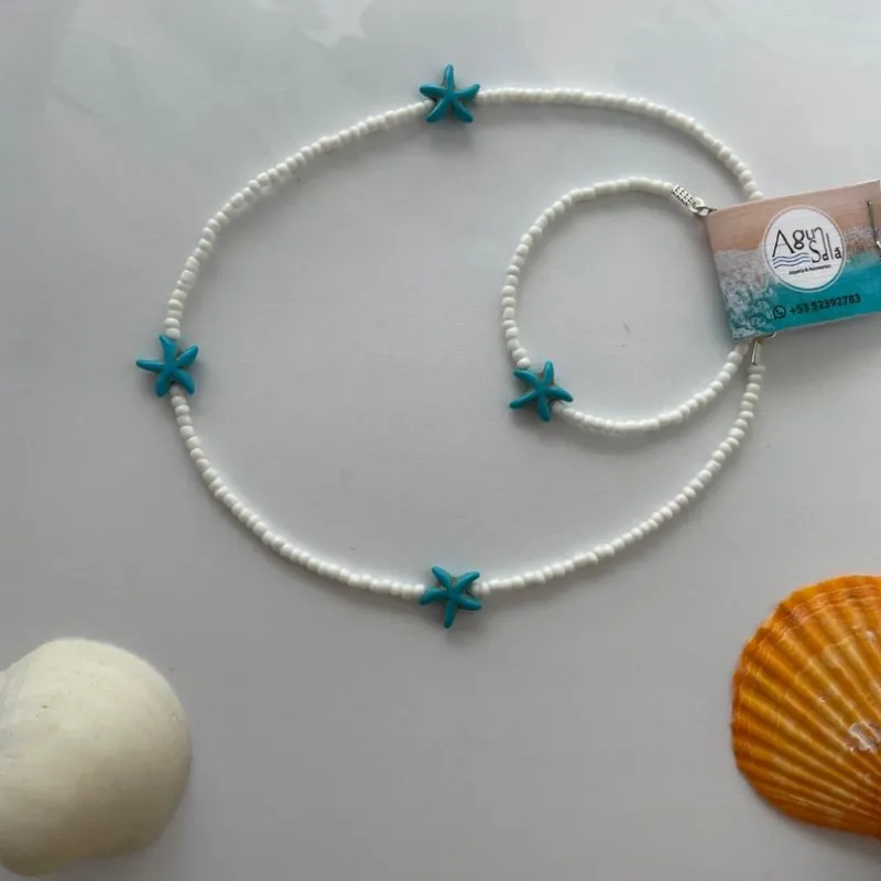 Juego de collar y pulsera con estrellas.