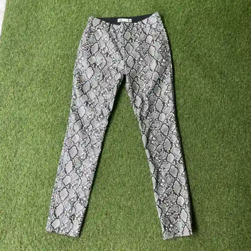 Pantalón ZARA de PIEL de serpiente 